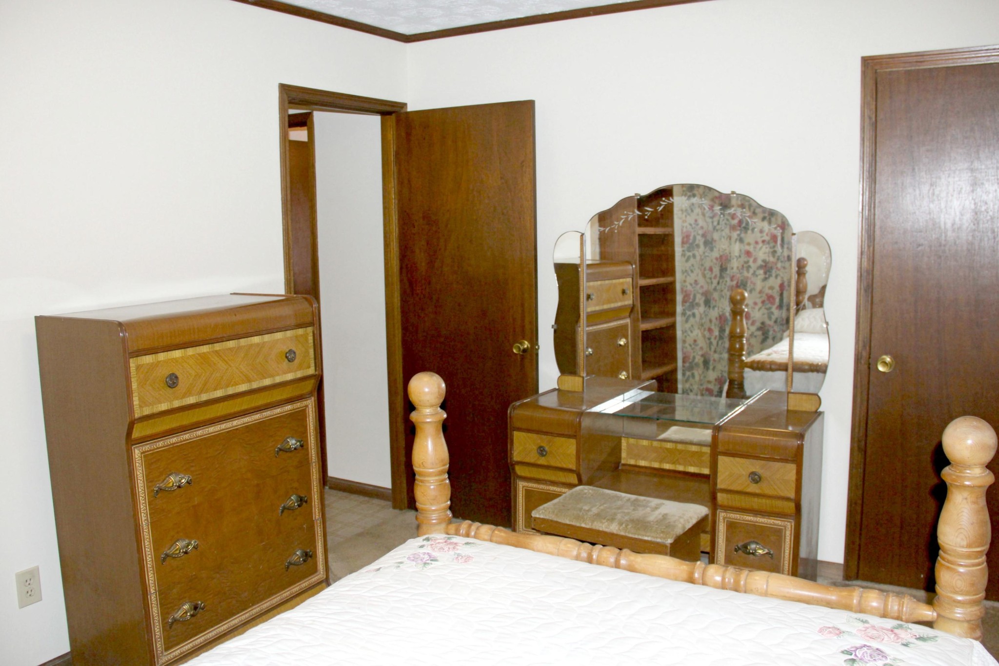 653 Laurel Bluff Road Kingston, TN 37763 - Photo 12 of 20 a view of a bathroom with mirror