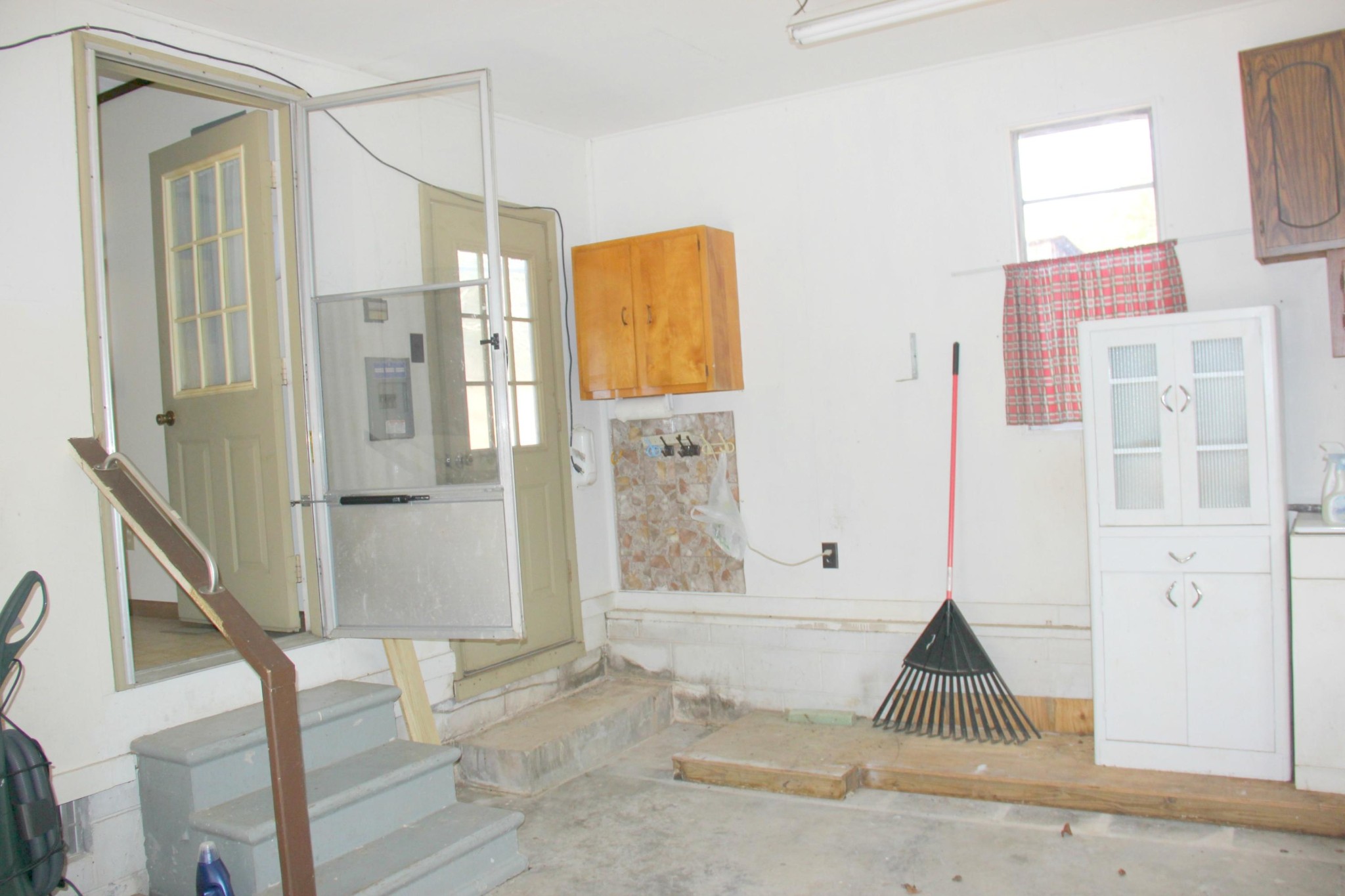 653 Laurel Bluff Road Kingston, TN 37763 - Photo 10 of 20 a view of front door with hallway