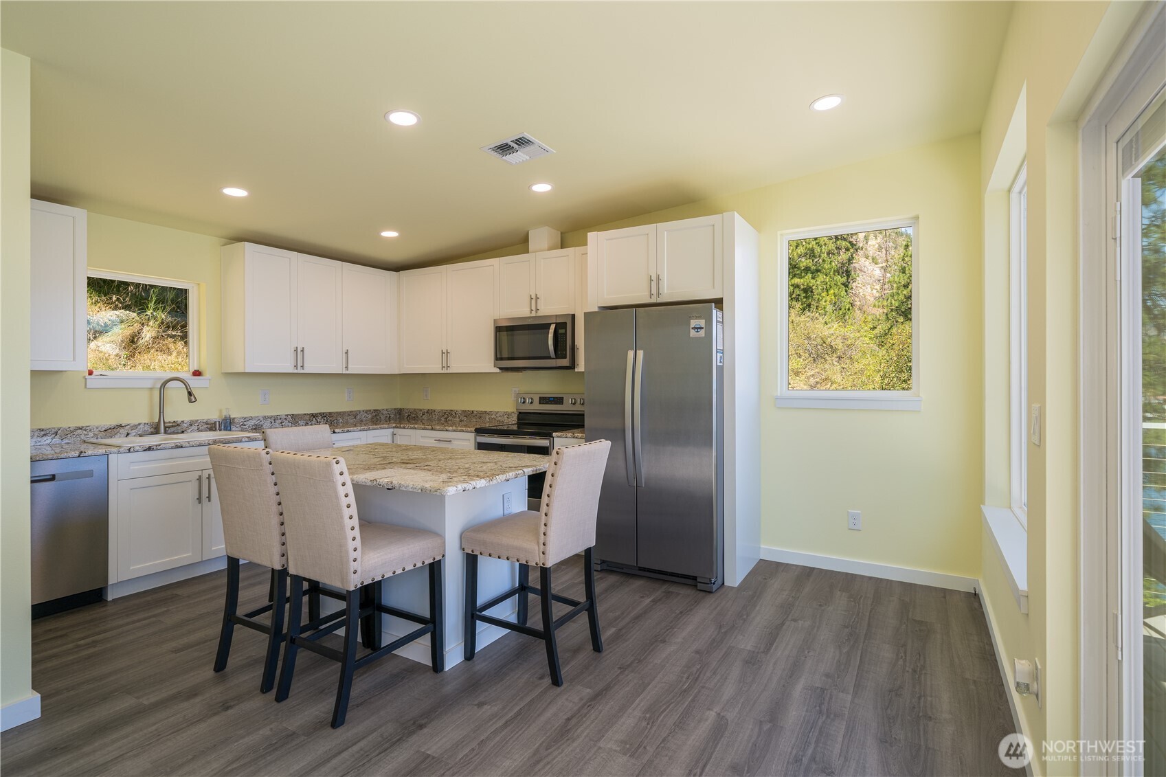 9064 South Lakeshore Road Chelan, WA 98816 - Photo 3 of 22 Gallery Image 3