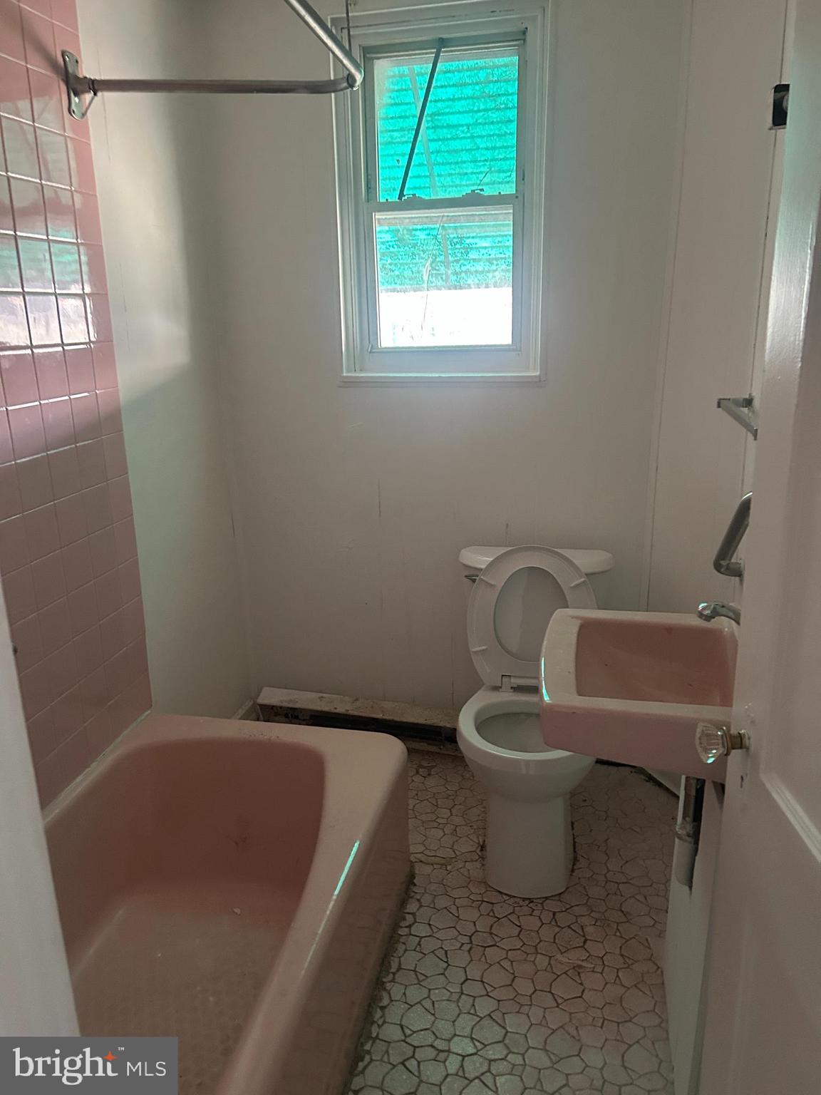 1550 Ruan Street Philadelphia, PA 19124 - Photo 3 of 22 a bathroom with a toilet and a bathtub