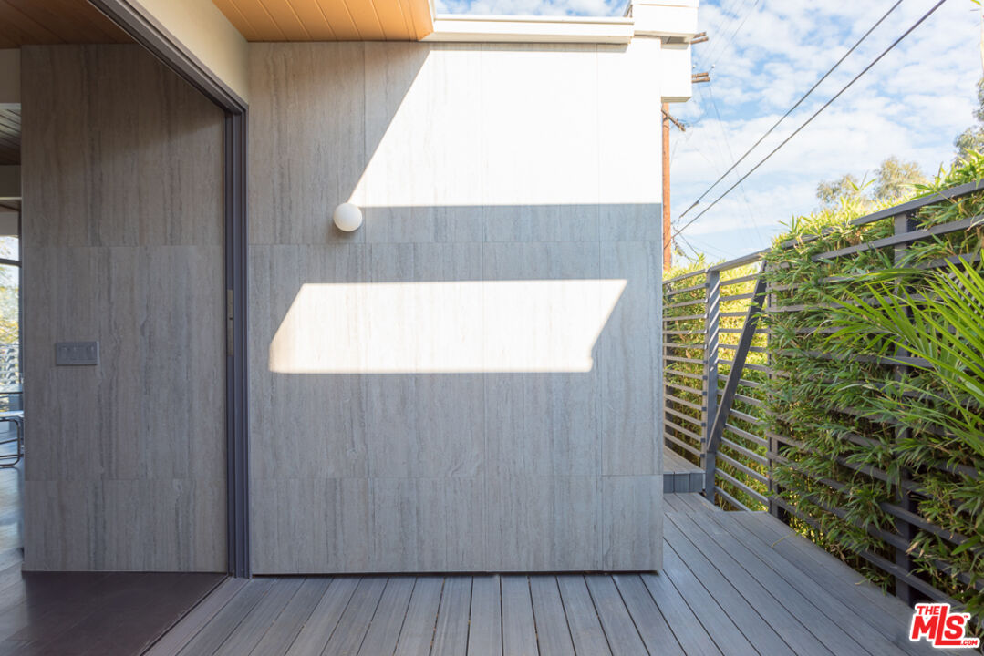 2135 Ridgemont Drive Los Angeles, CA 90046 - Photo 4 of 26 a view of entryway