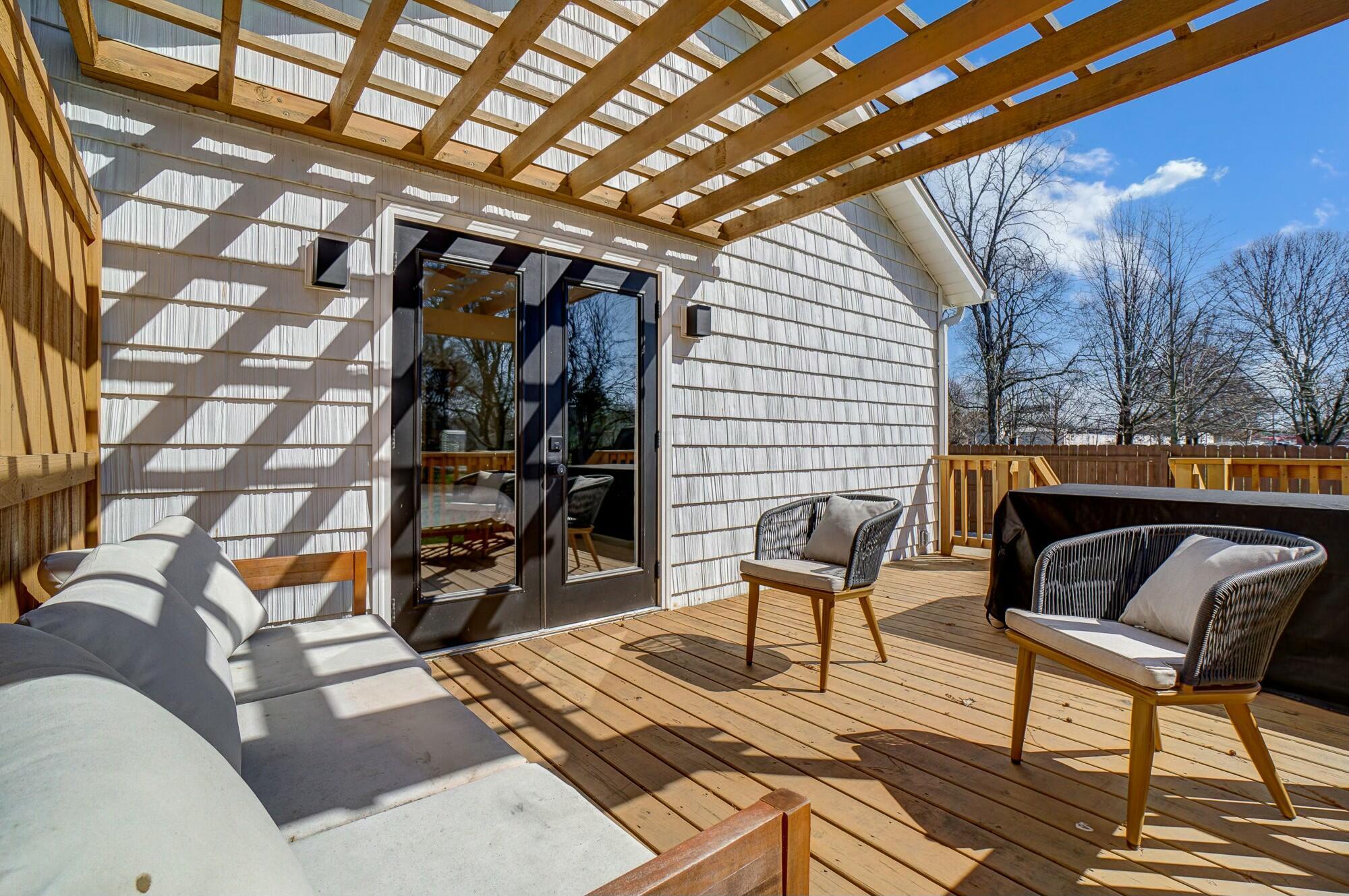 533 East Torrence Road Columbus, OH 43214 - Photo 51 of 64 Deck & sitting area