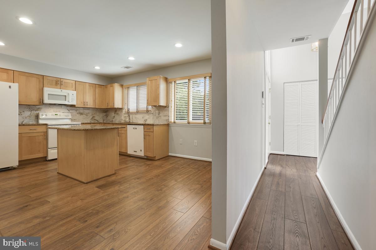 1530 Goldenrain Court Reston, VA 20190 - Photo 5 of 50 Updated Kitchen & Table Space