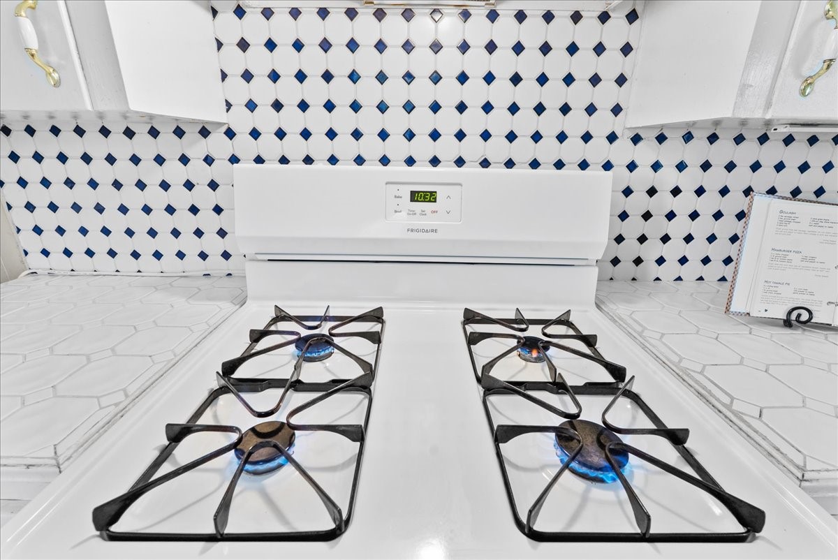 804 Otter Road Anahuac, TX 77514 - Photo 17 of 44 A gas stove!