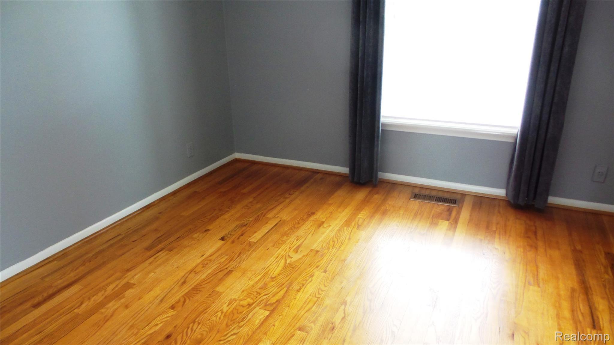 905 Cook Road Grosse Pointe, MI 48236 - Photo 17 of 38 3rd Bedroom.jpg