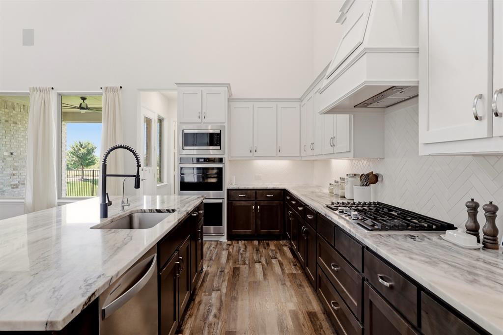 1313 Kirkwood Road Rockwall, TX 75087 - Photo 13 of 39 Gorgeous kitchen! Gas cooktop and double ovens!