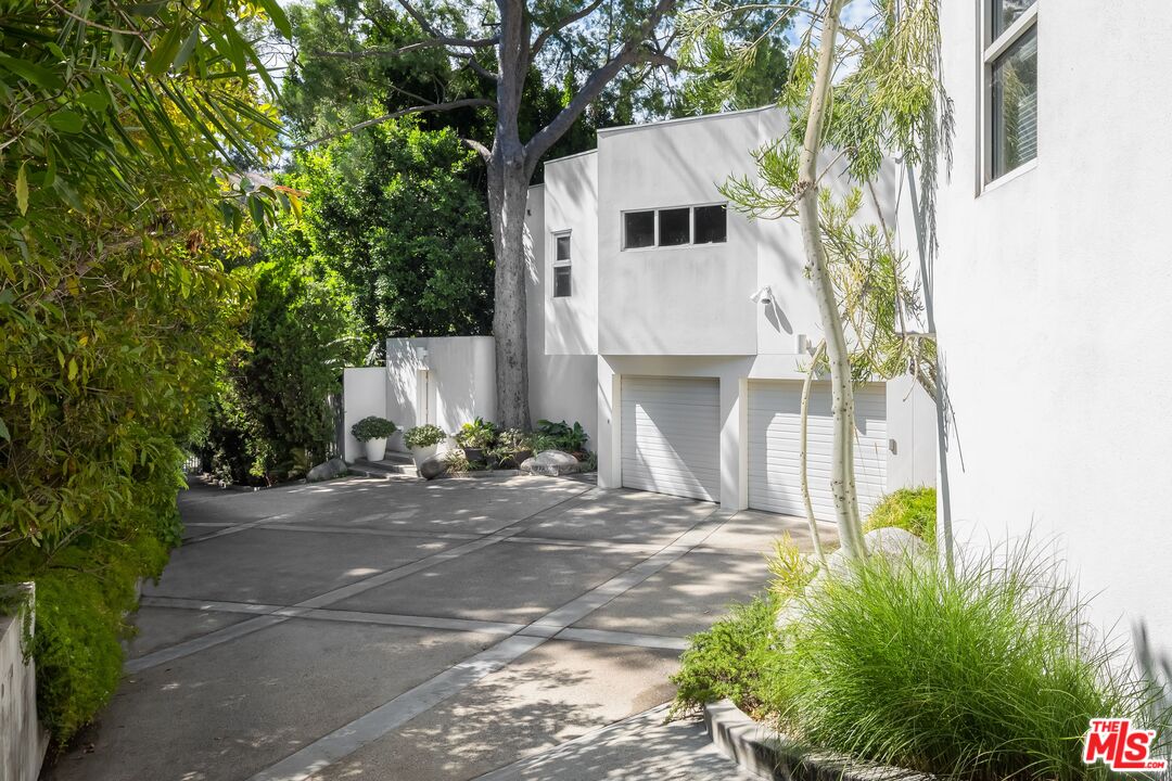 12309 Viewcrest Road Studio City, CA 91604 - Photo 4 of 52 a view of a back yard of the house