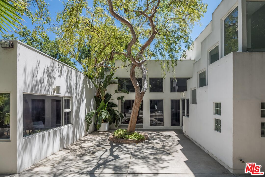 12309 Viewcrest Road Studio City, CA 91604 - Photo 41 of 52 a view of a entrance gate of the house