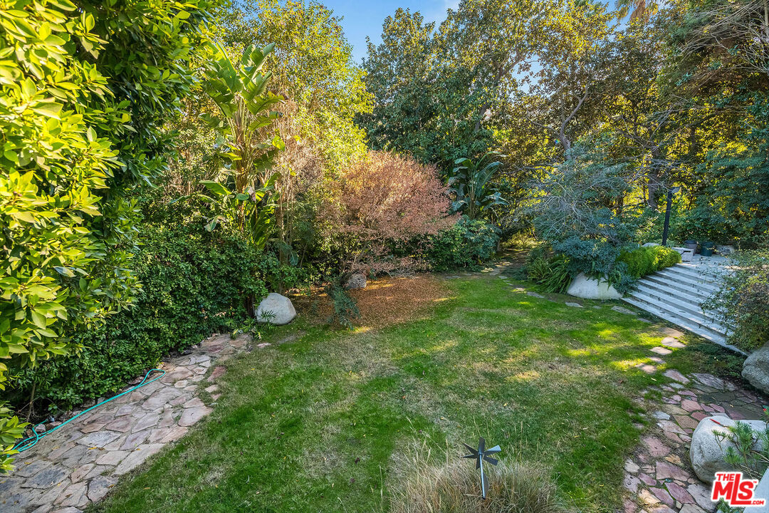 12309 Viewcrest Road Studio City, CA 91604 - Photo 46 of 52 a backyard of a house with lots of green space