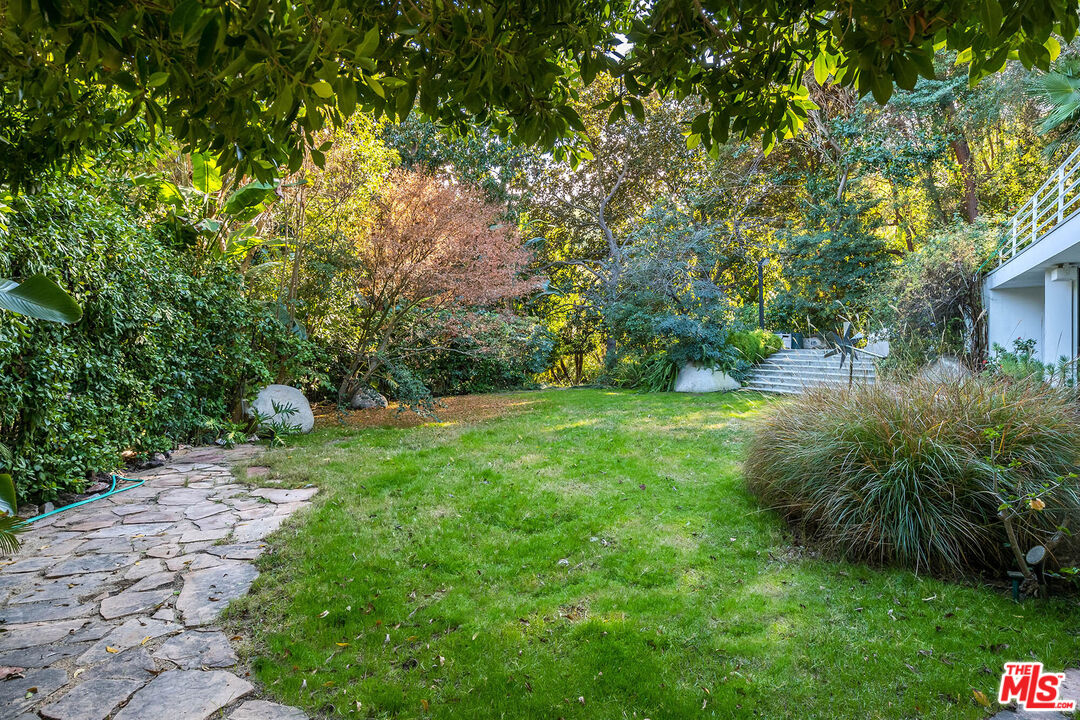 12309 Viewcrest Road Studio City, CA 91604 - Photo 48 of 52 a backyard of a house with lots of green space