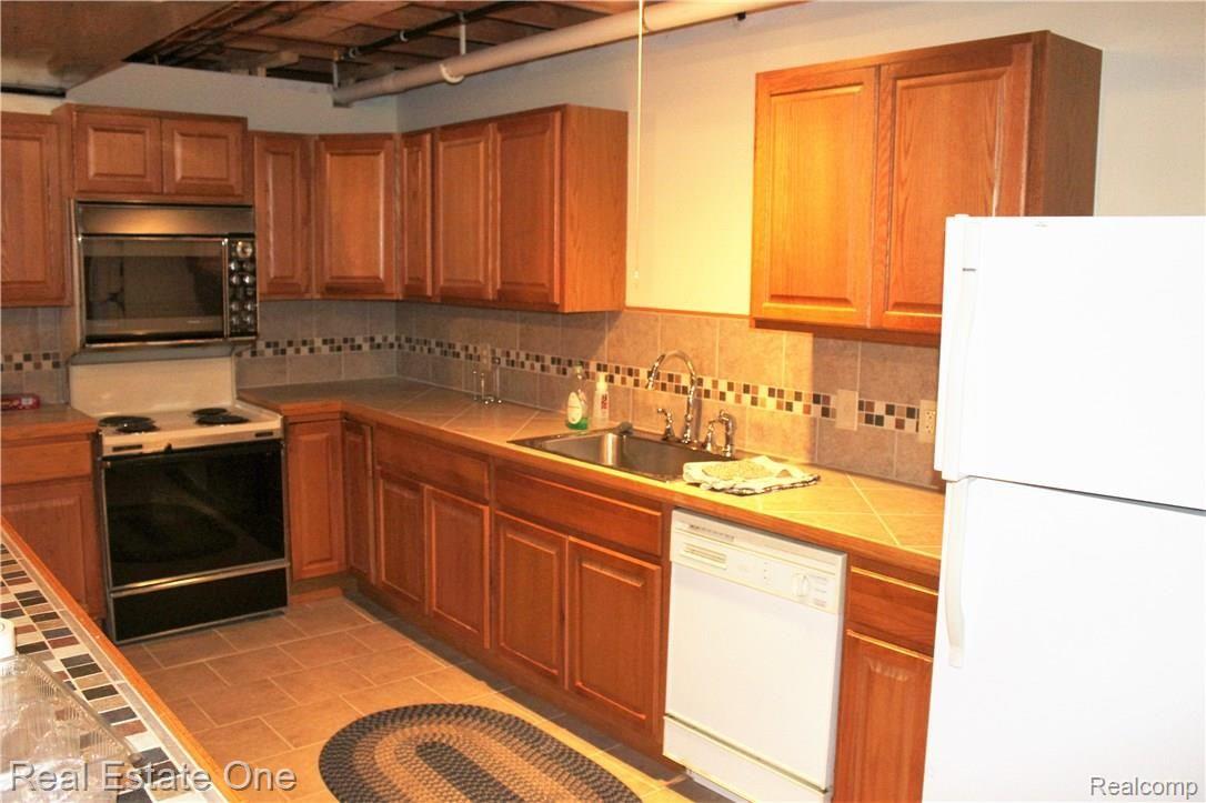 291 Stoddard Road Columbus, MI 48063 - Photo 31 of 38 Large Full Kitchen in Basement with Huge Floating Island