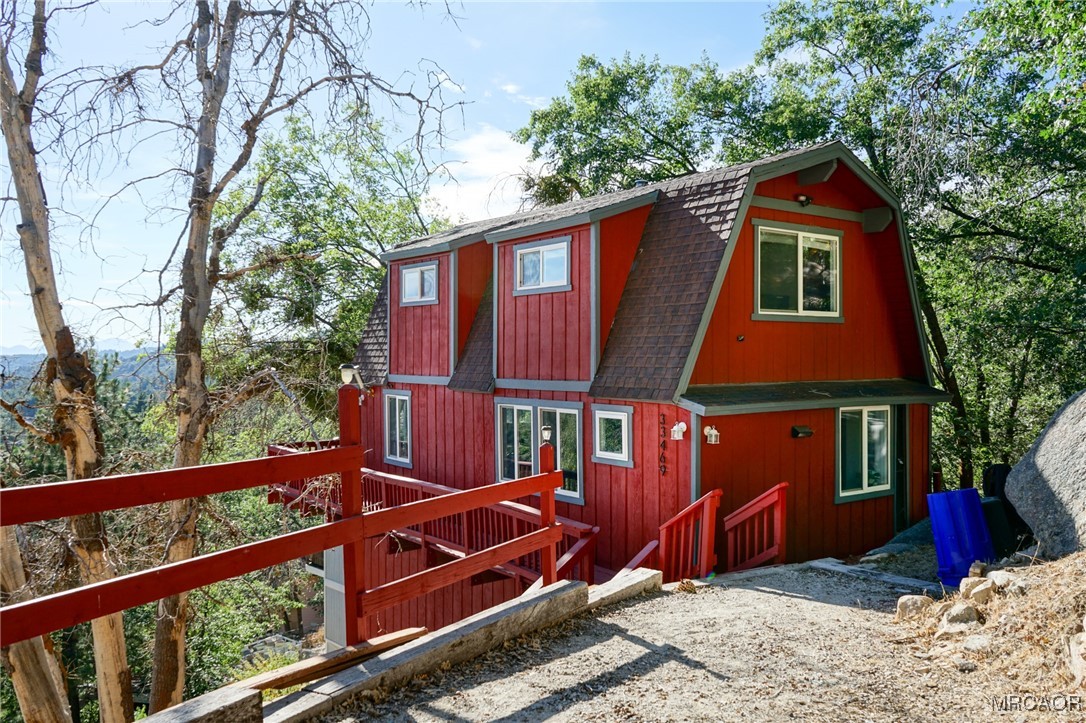 a view of a small house in the background