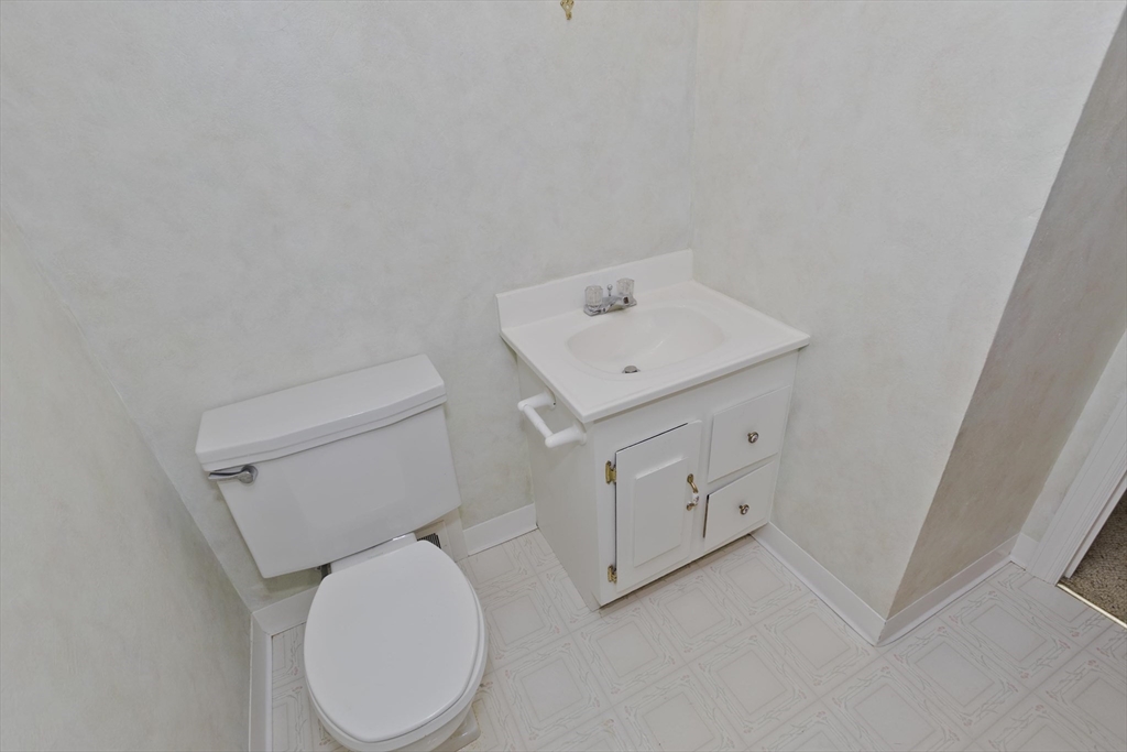 54 Mohawk Drive Springfield, MA 01129 - Photo 22 of 35 a utility room with dryer and washer
