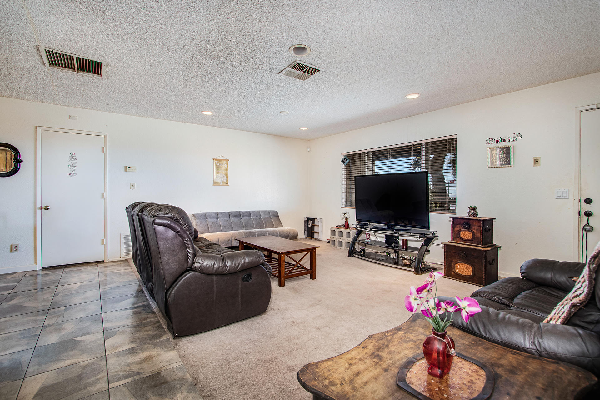 56949 Spencer Road Yucca Valley, CA 92284 - Photo 2 of 31 Living room 1