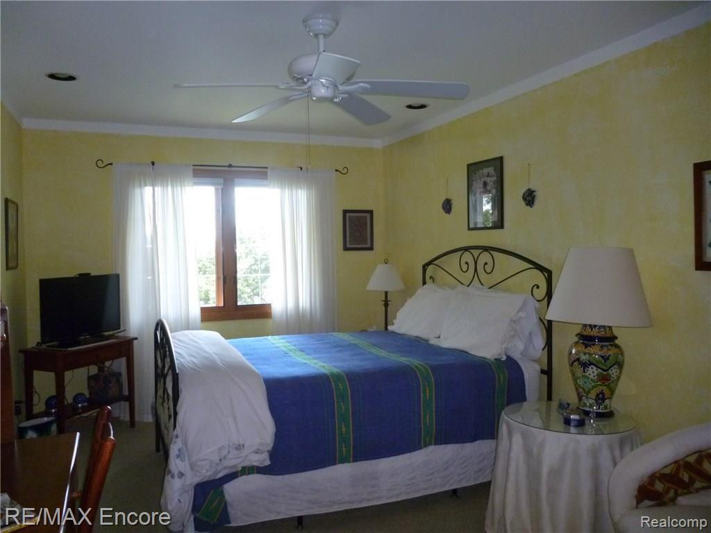 9589 Cherrywood Road Clarkston, MI 48348 - Photo 29 of 46 Third bedroom with lake views- WIC