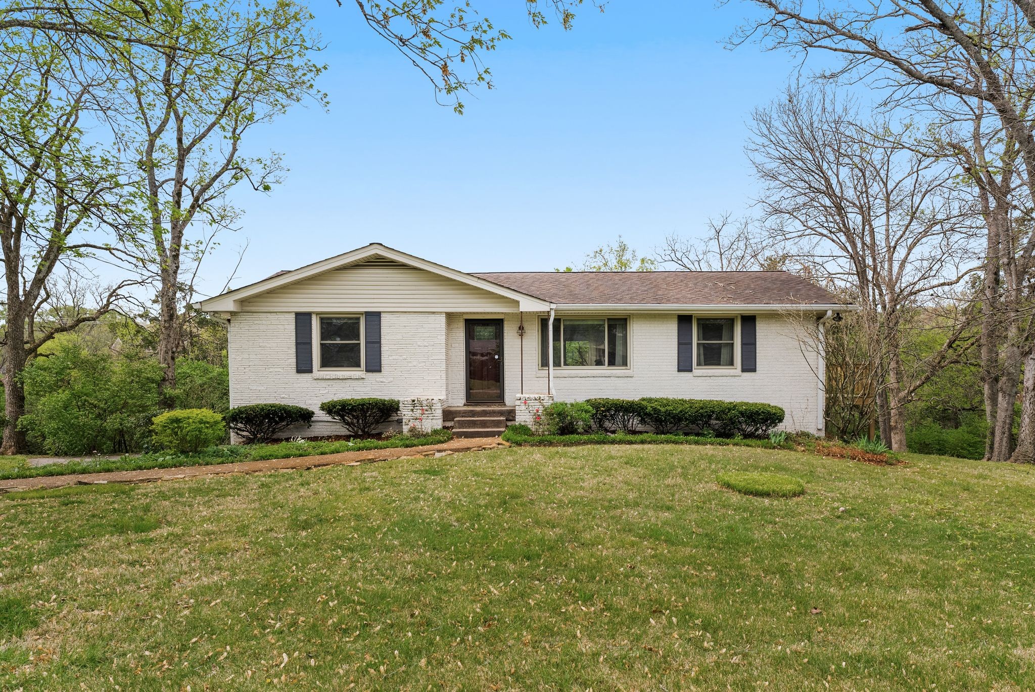 a view of a house with a yard
