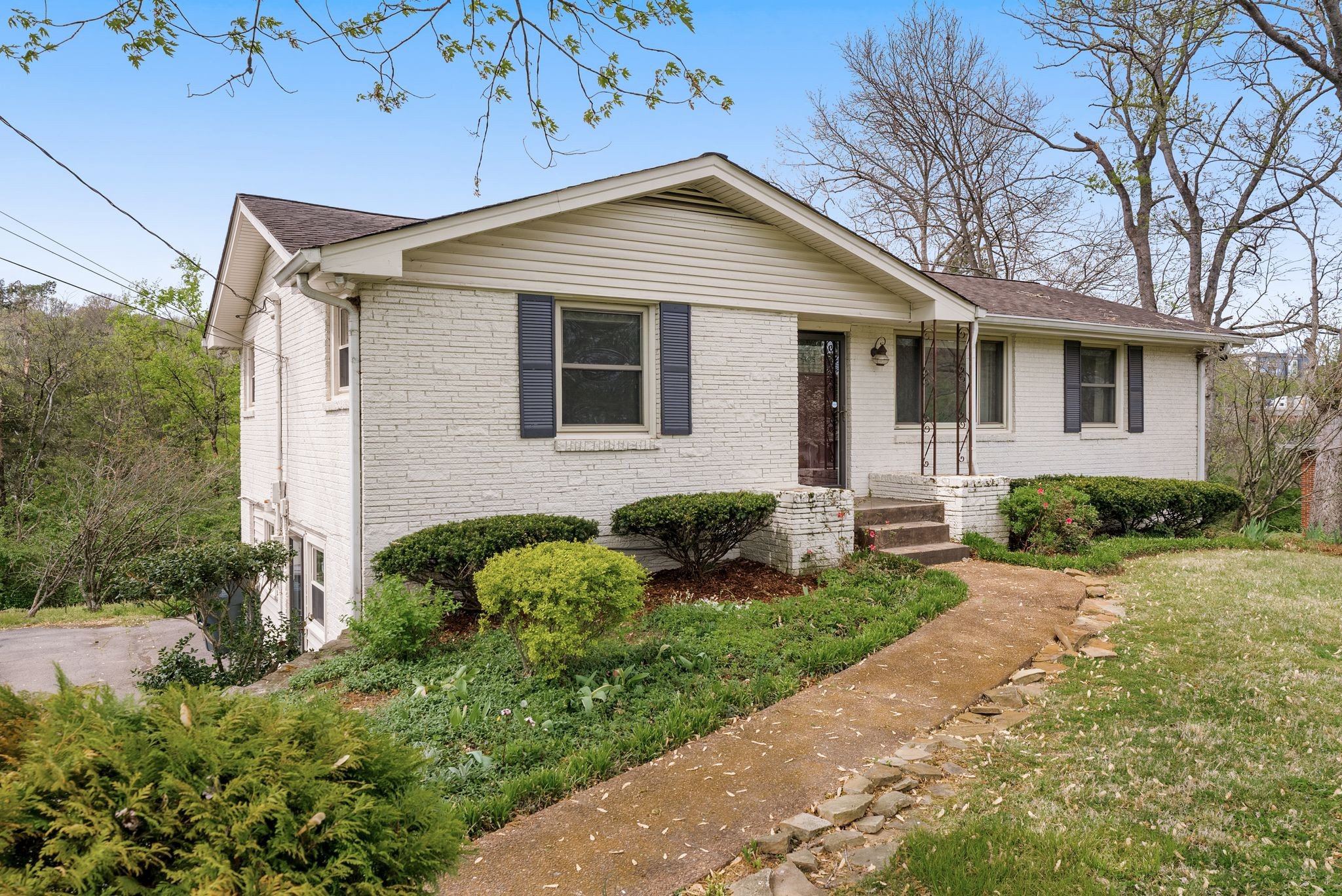 1217 A Davidson Road Nashville, TN 37205 - Photo 2 of 29 a front view of a house with garden