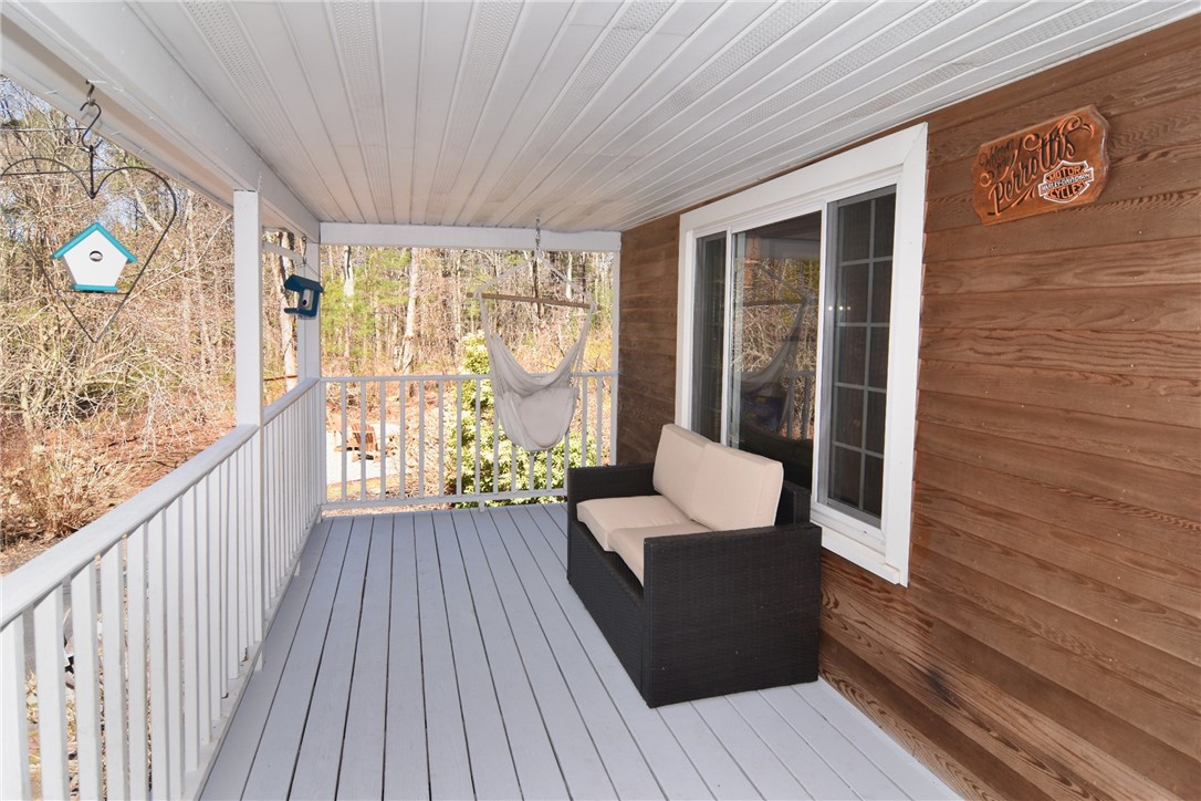 Spacious farmer's Porch