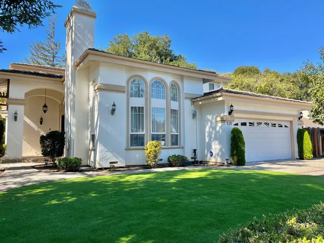 a view of a house with backyard