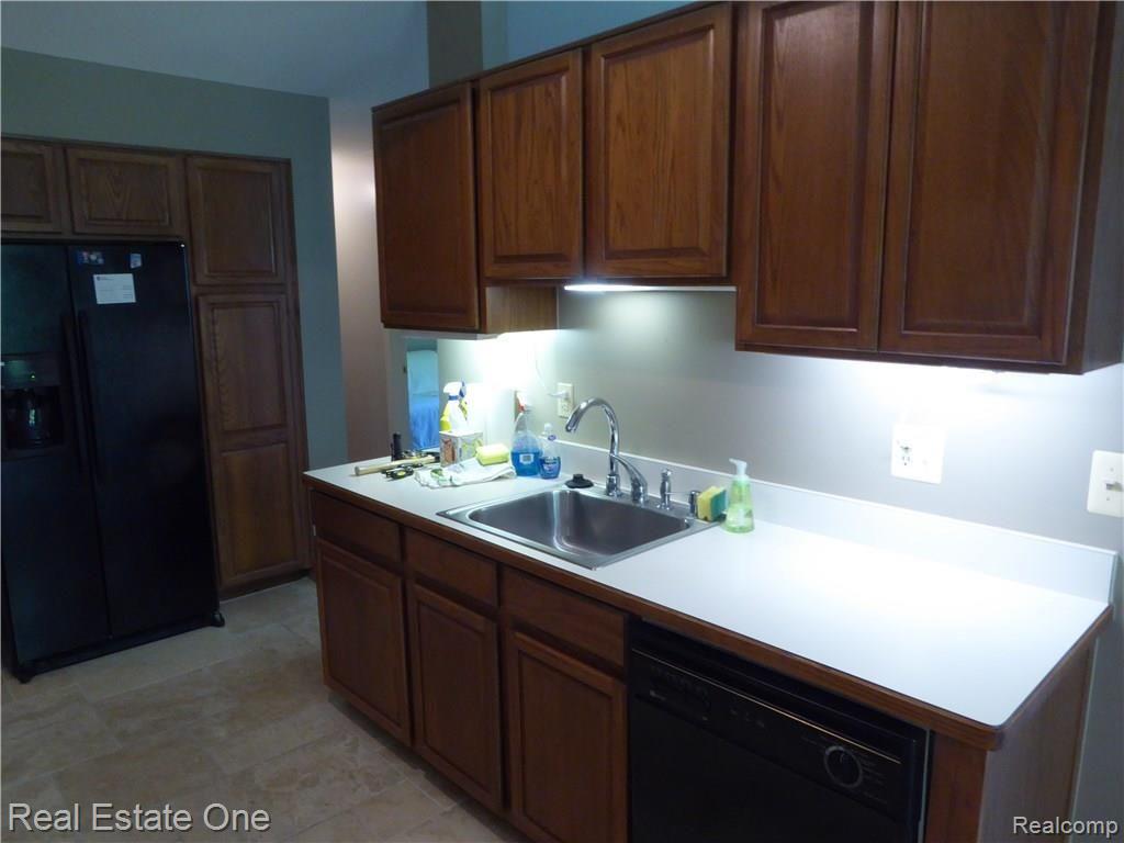 60-1 Pine Tree Ridge, Unit 23 Waterford, MI 48327 - Photo 7 of 23 2016-09-20 03.10