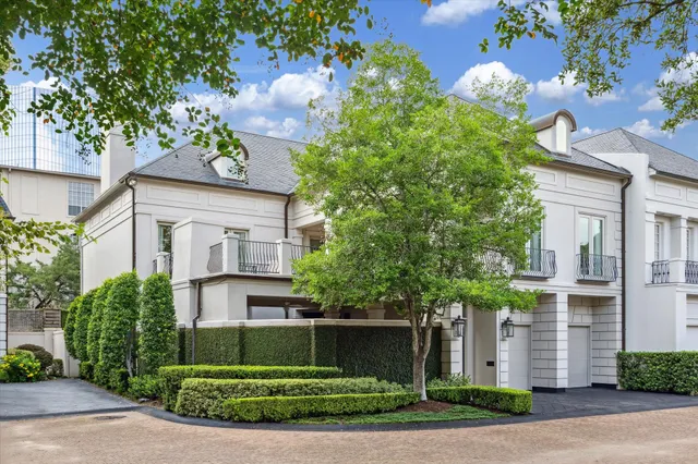 $2,650,000 | 20 Eaton Square, Houston, TX 77027
