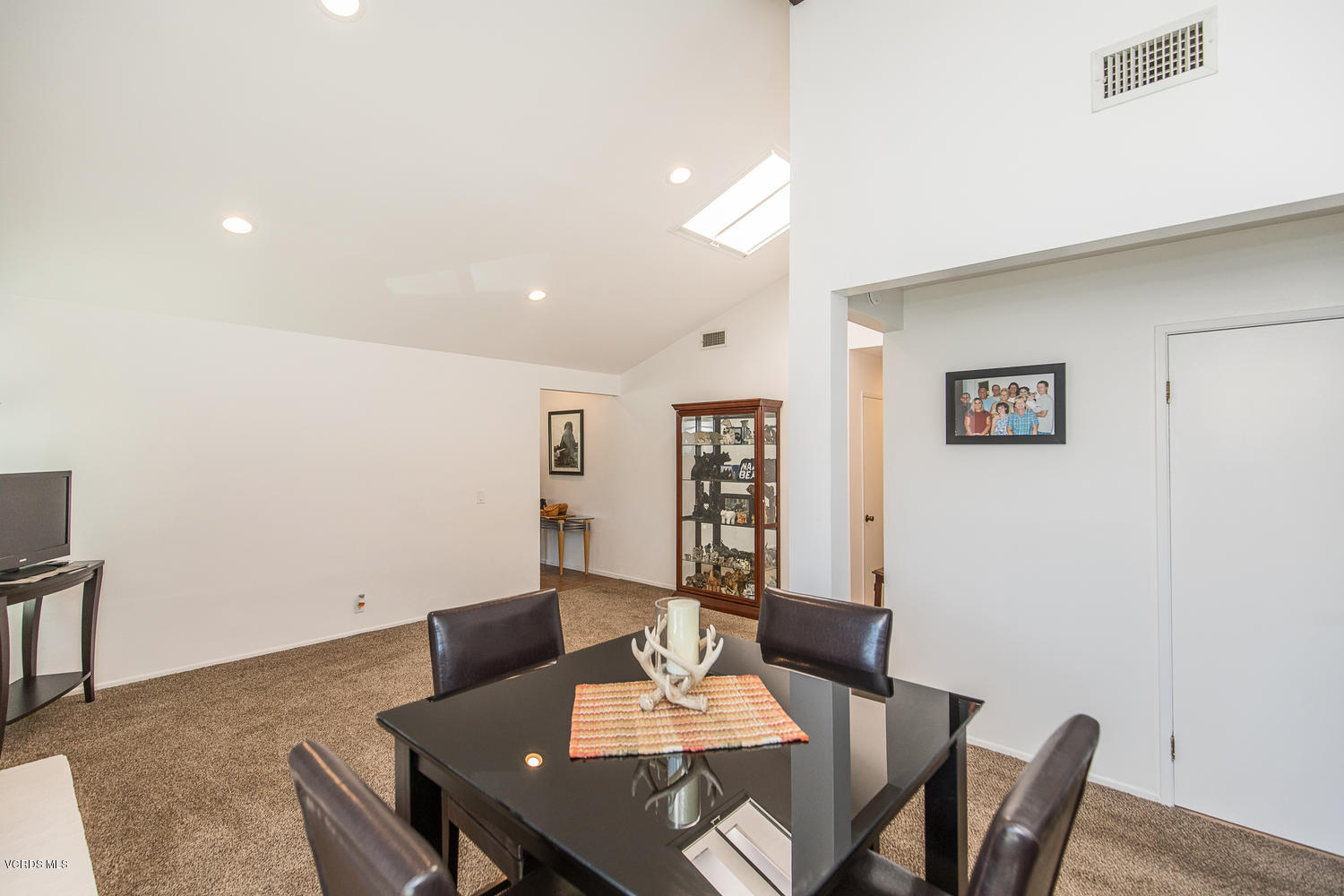 5658 Bloomfield Street Simi Valley, CA 93063 - Photo 14 of 26 5658 Bloomfield St Simi Valley-large-005