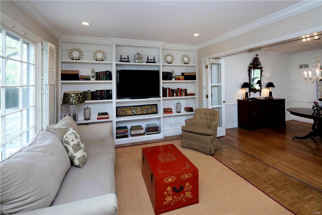 24 Foxboro Road Ladue, MO 63124 - Photo 8 of 14