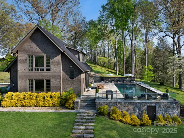 a view of a house with backyard