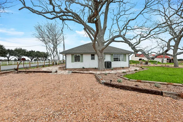 $1,800 | 9252 Farm To Market Road 949, Cat Spring, TX 78933