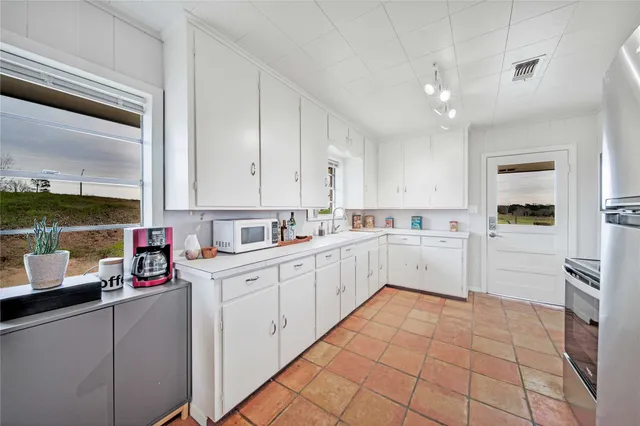 $1,800 | 9252 Farm To Market Road 949, Cat Spring, TX 78933