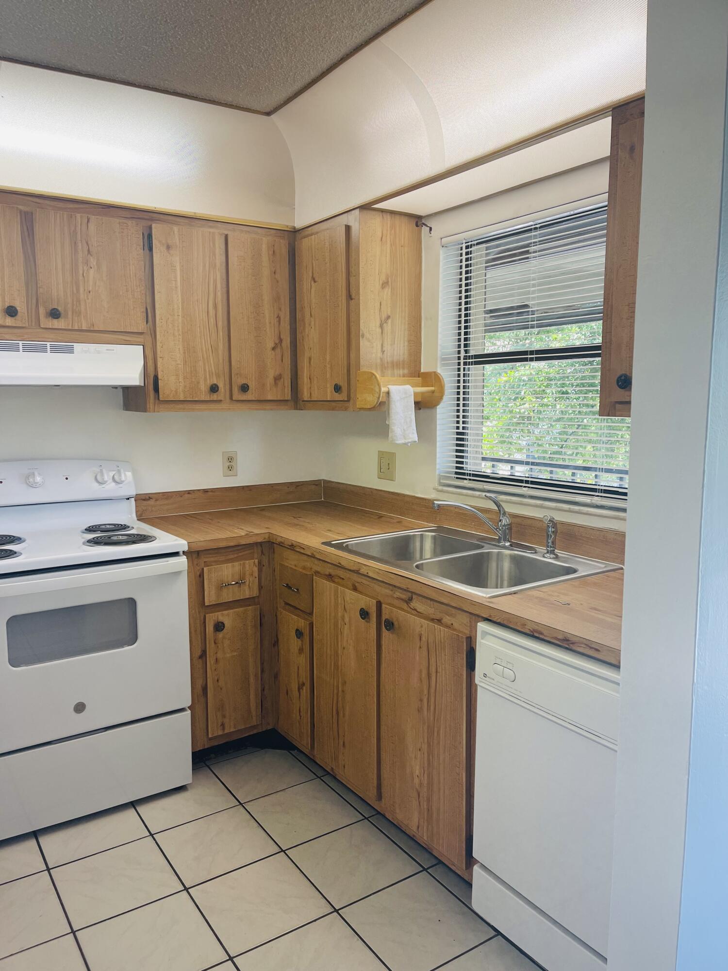 3293 Kirk Road, Unit 6 Lake Worth, FL 33461 - Photo 6 of 15 IMG_1786