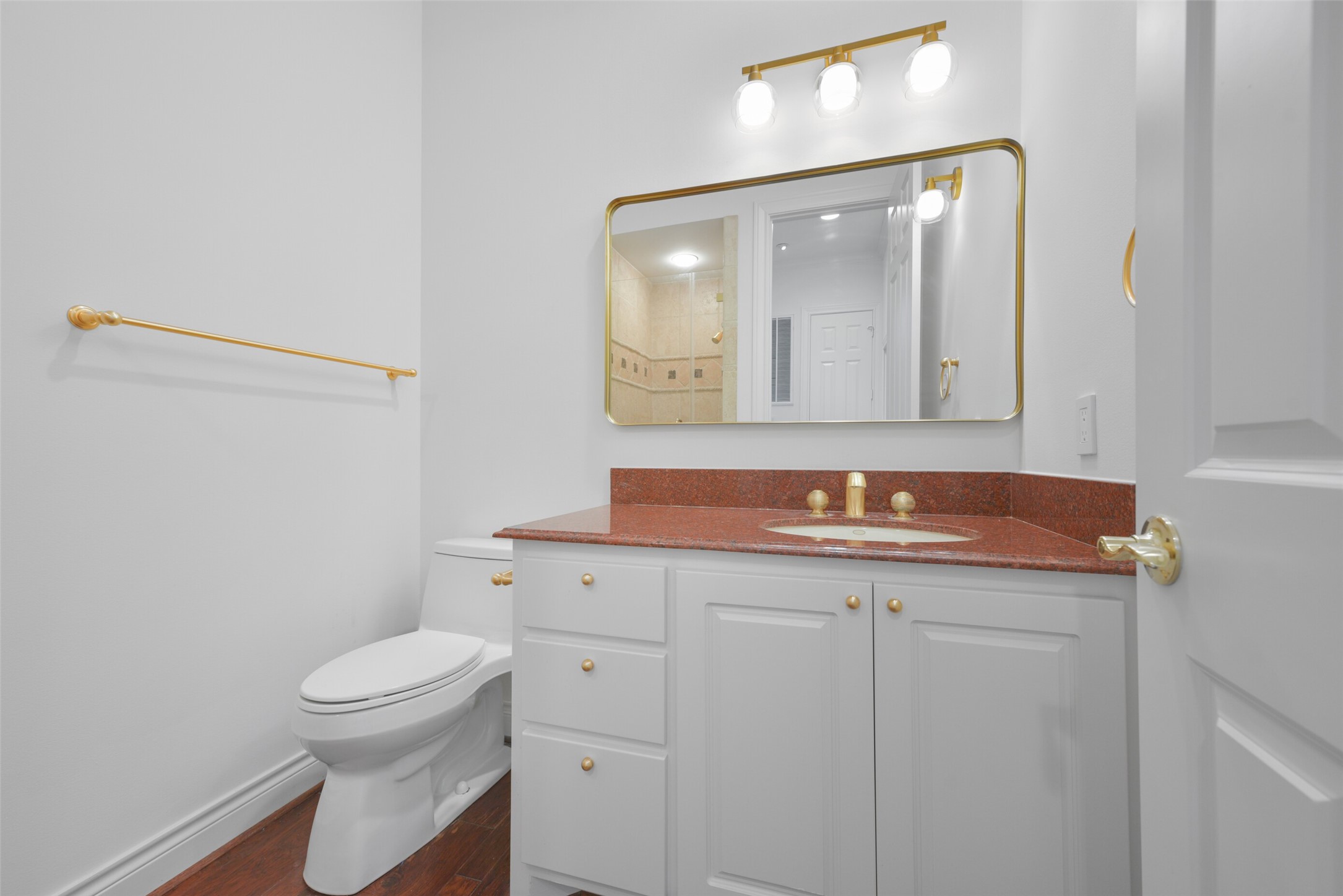3724 Wroxton Road Houston, TX 77005 - Photo 19 of 40 First floor guest bedroom has a private, full bath.