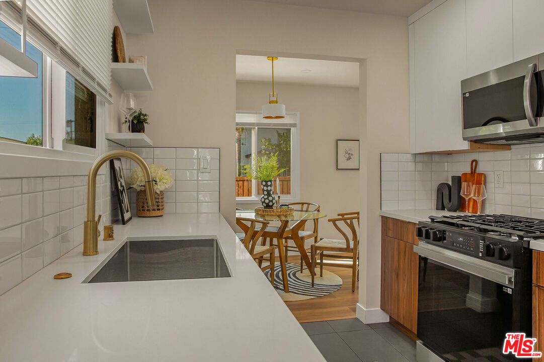 2046 1/2 Burnside Avenue Los Angeles, CA 90016 - Photo 15 of 38