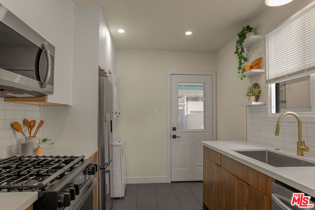 2046 1/2 Burnside Avenue Los Angeles, CA 90016 - Photo 20 of 38