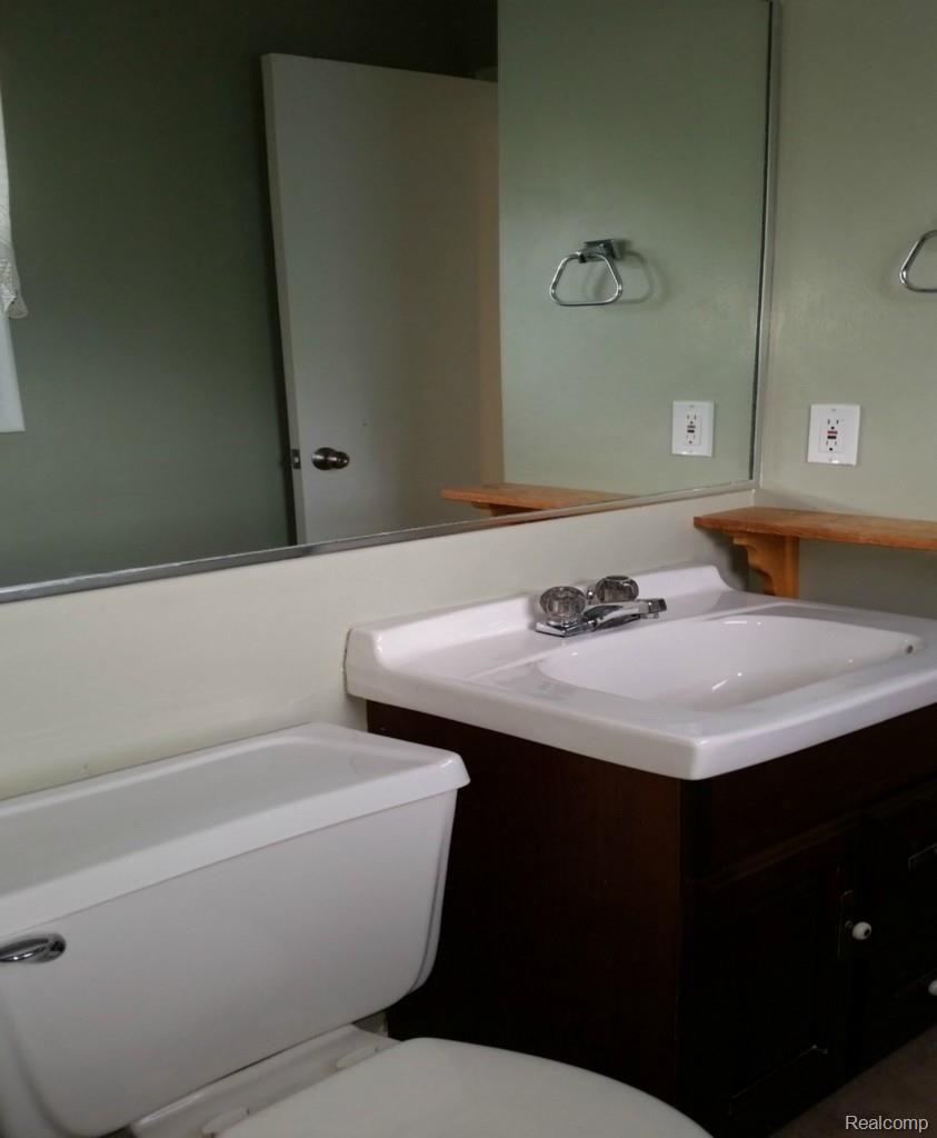 2551 Roseview Drive Rochester, MI 48306 - Photo 34 of 40 20150608_160311.jpg