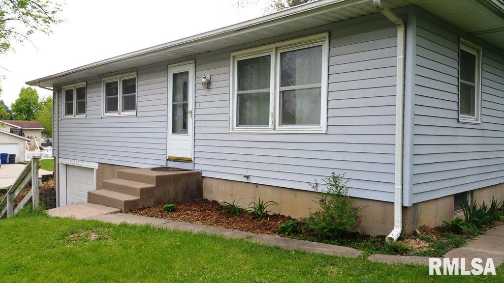 2129 Wynnewood Road Bettendorf, IA 52722 - Photo 4 of 14 Gallery Image 4