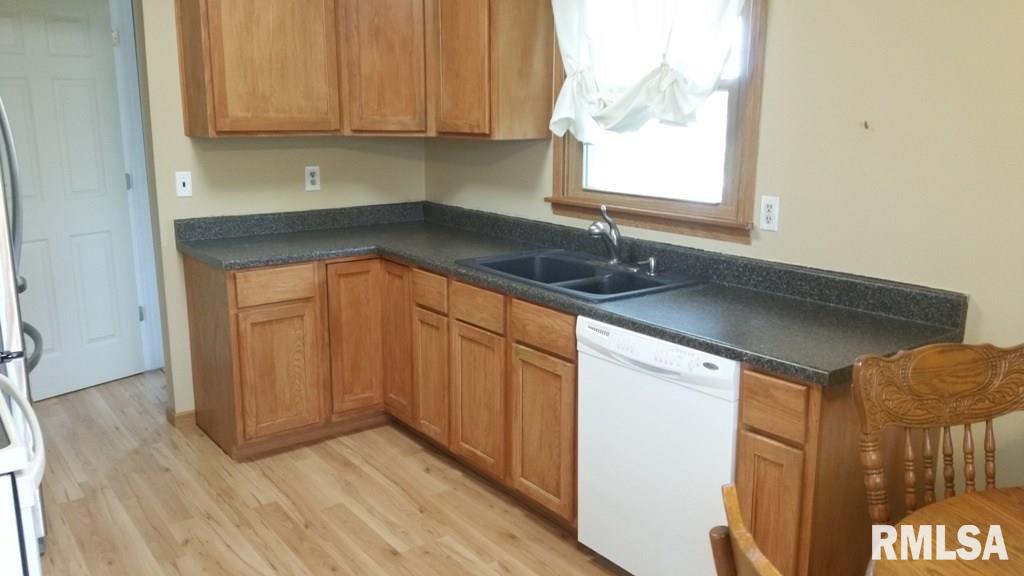 2129 Wynnewood Road Bettendorf, IA 52722 - Photo 6 of 14 Gallery Image 6