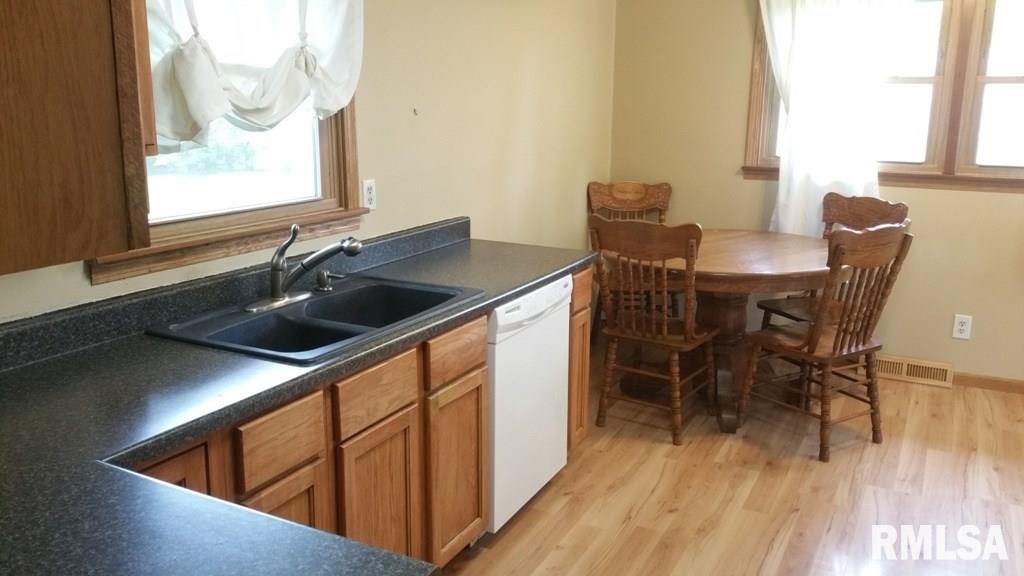2129 Wynnewood Road Bettendorf, IA 52722 - Photo 8 of 14 Gallery Image 8