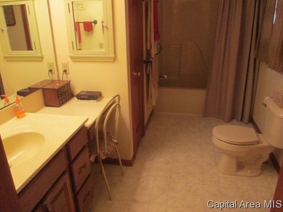 4 Drake Road Jacksonville, IL 62650 - Photo 13 of 21