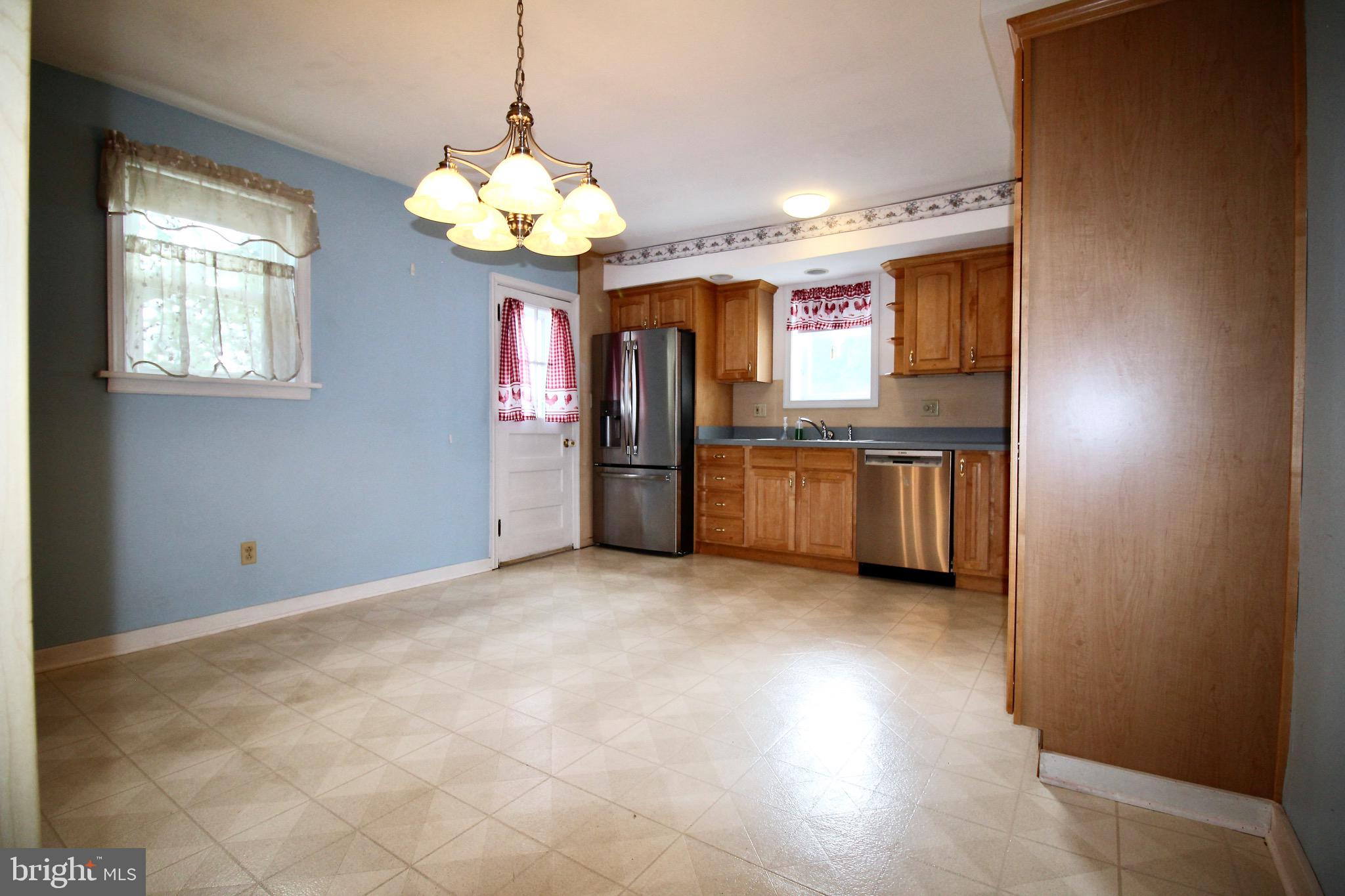 305 Clear Spring Road Lansdale, PA 19446 - Photo 9 of 32 Large eat-in kitchen