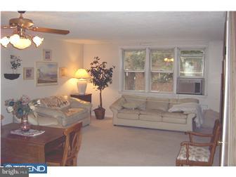 2808 Woodbridge Road Philadelphia, PA 19114 - Photo 4 of 6 Living Room