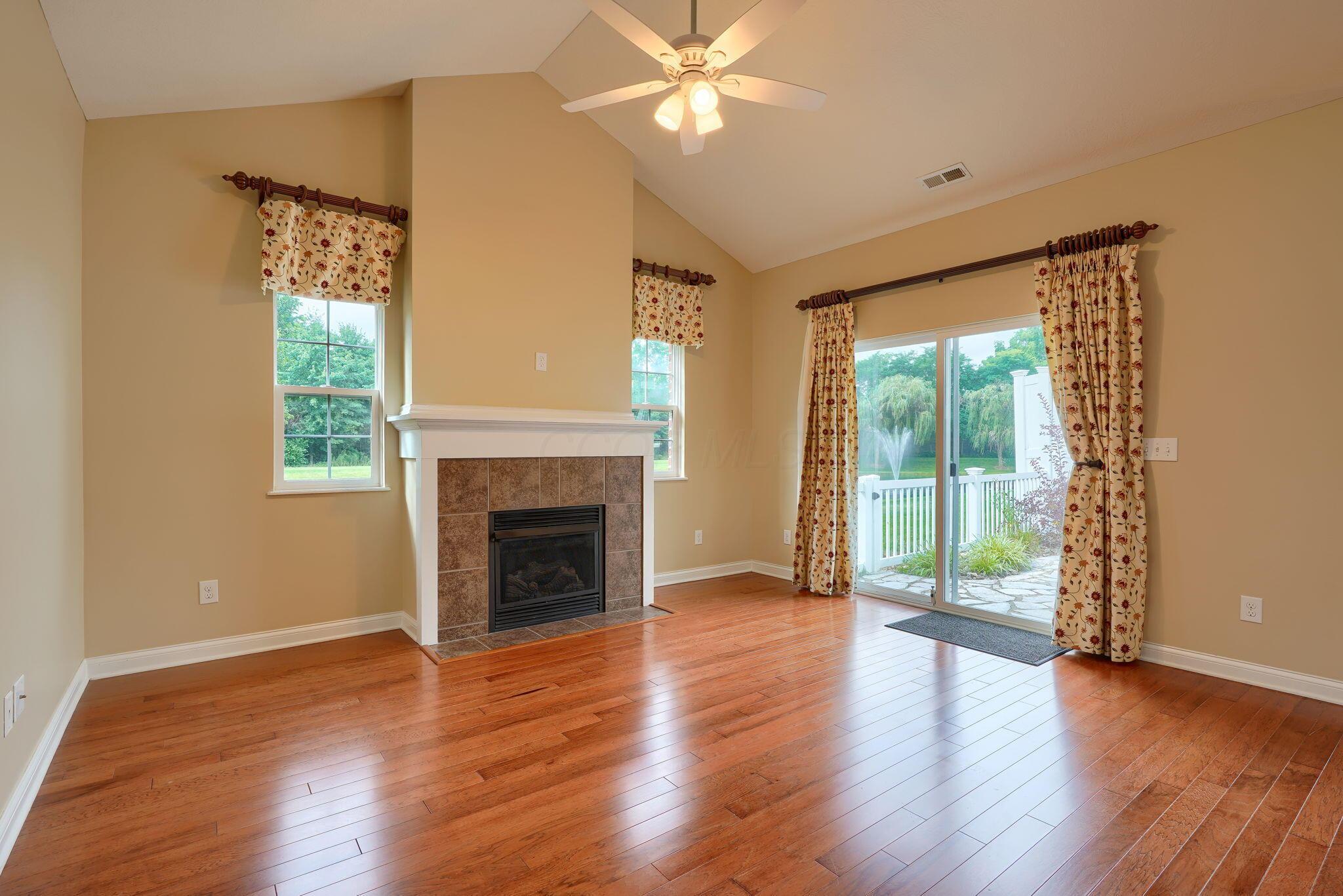 6911 Rothwell Street, Unit 5 New Albany, OH 43054 - Photo 7 of 44 Living room