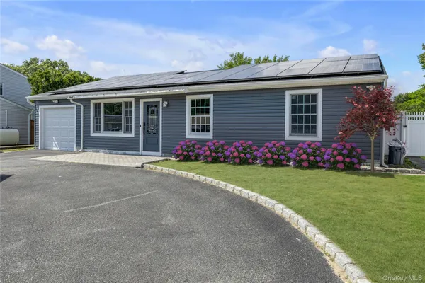 $684,999 | 74 Glen Summer Road, Holbrook, NY 11741