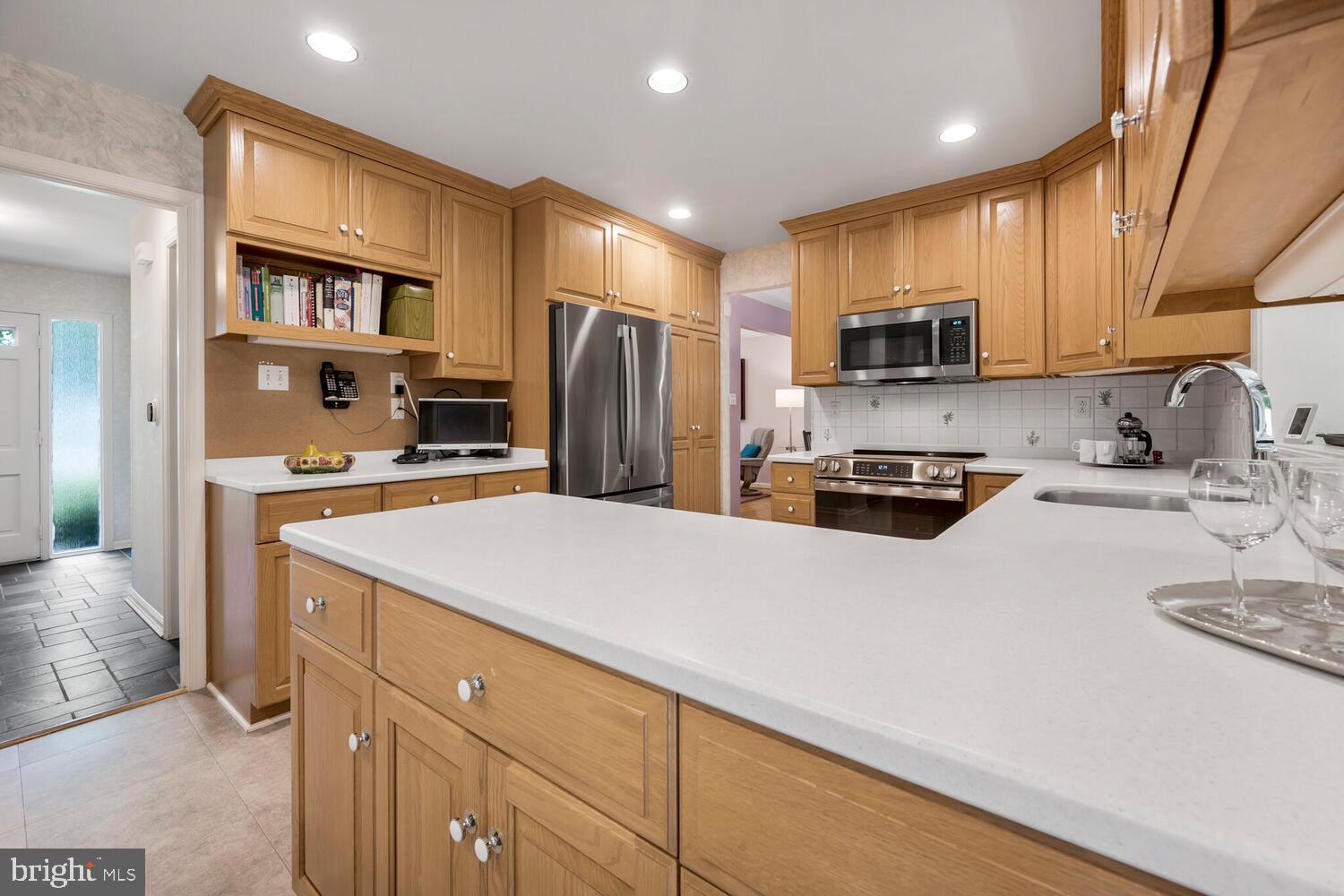 7906 Ivymount Terrace Potomac, MD 20854 - Photo 12 of 41 Kitchen w/plenty of counter space & storage