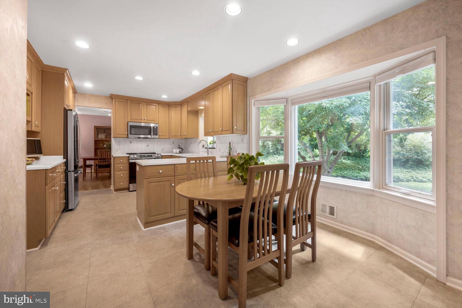 7906 Ivymount Terrace Potomac, MD 20854 - Photo 14 of 41 Kitchen with seating & beautiful replaced window