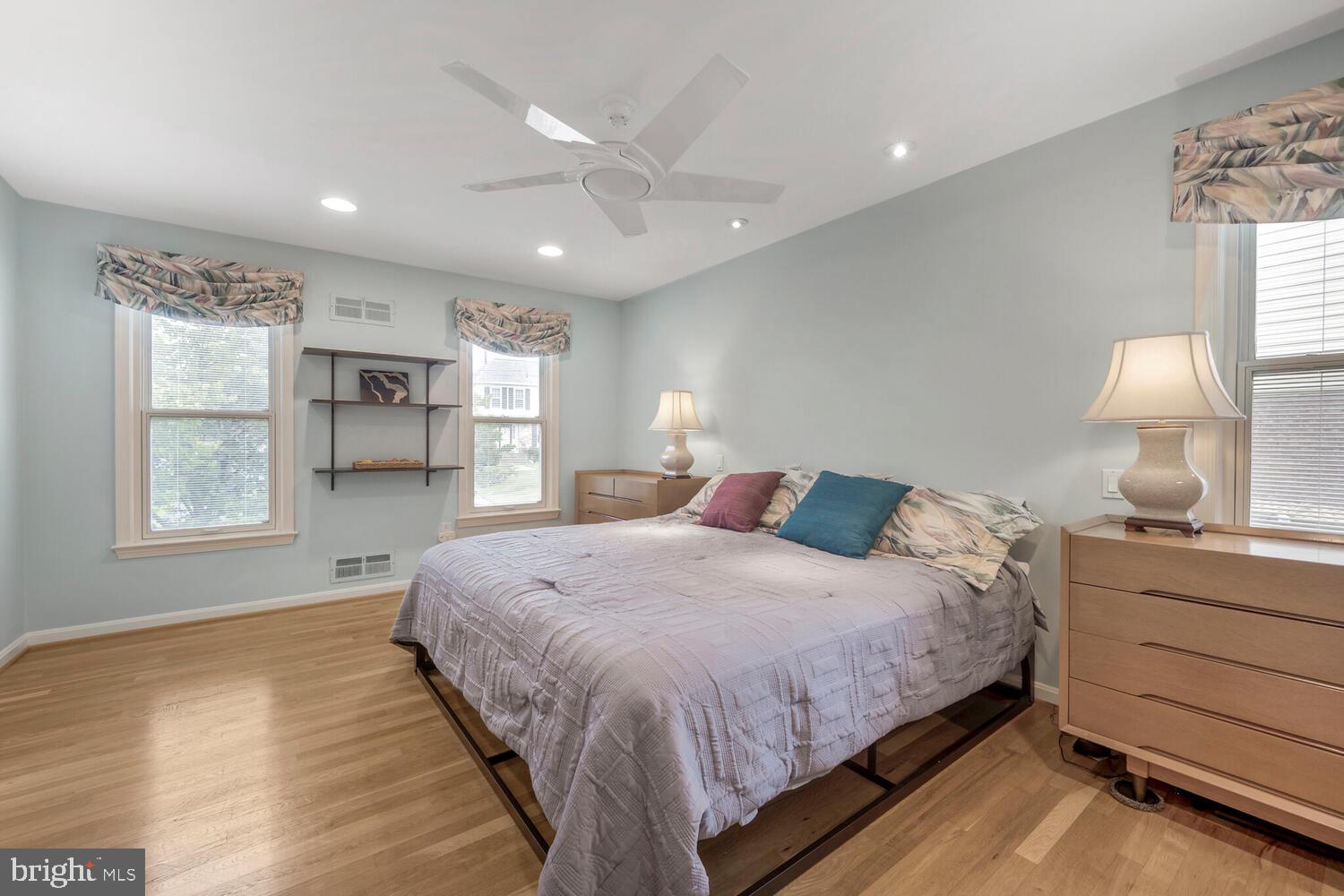 7906 Ivymount Terrace Potomac, MD 20854 - Photo 20 of 41 Upper level
Primary Bedroom