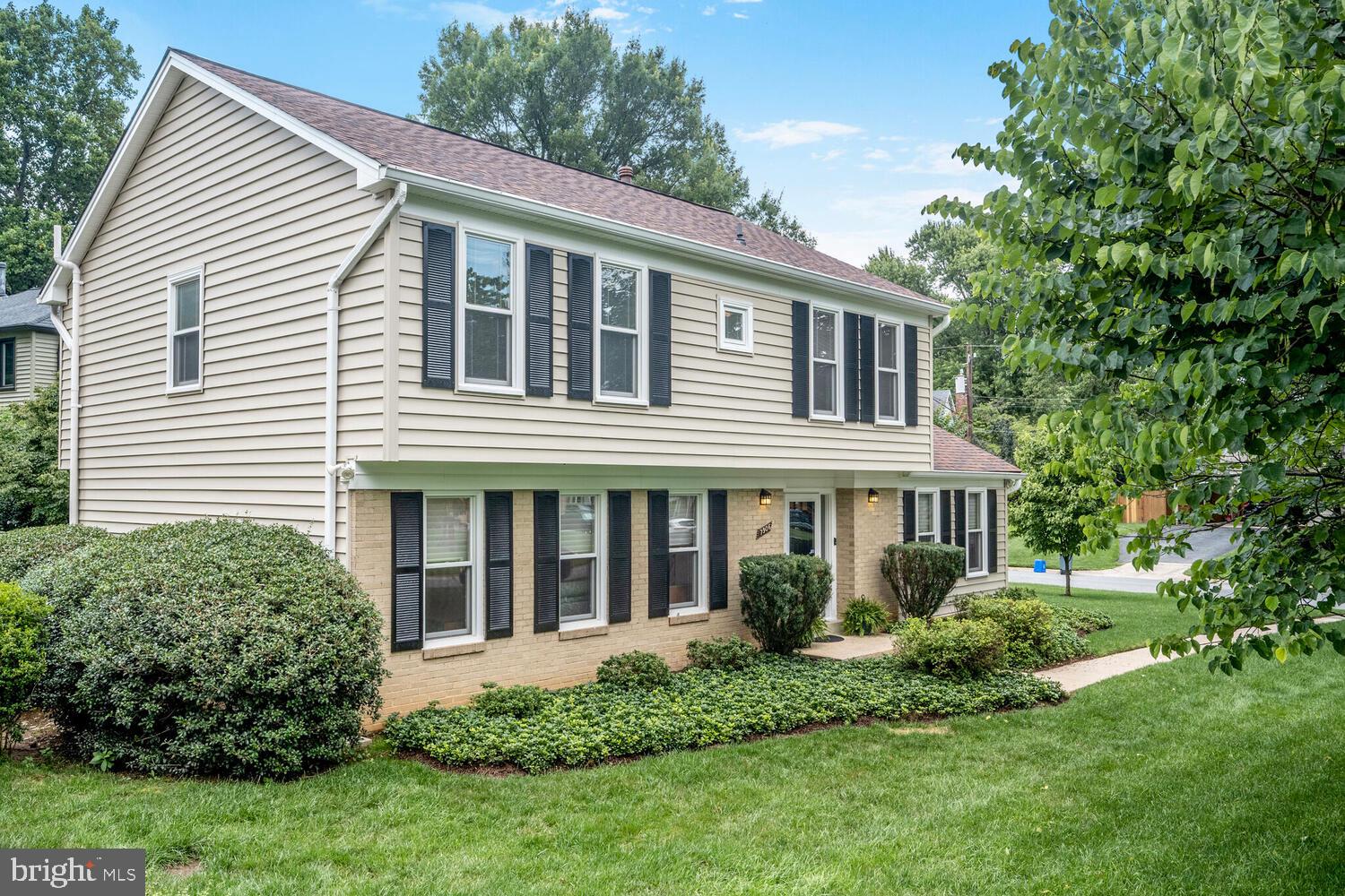 7906 Ivymount Terrace Potomac, MD 20854 - Photo 2 of 41