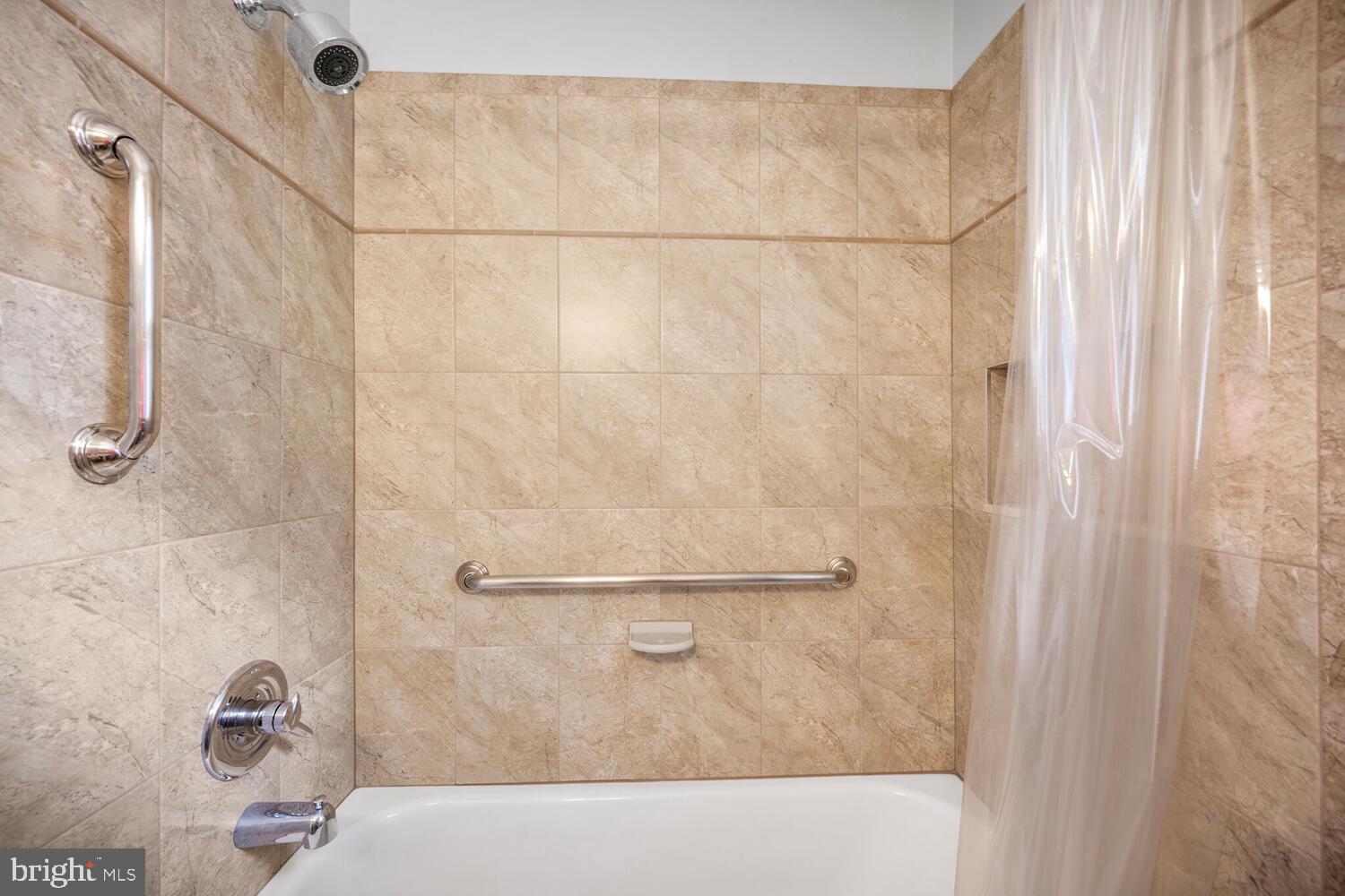 7906 Ivymount Terrace Potomac, MD 20854 - Photo 32 of 41 Hall Bath Tub
