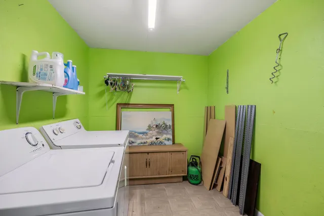 a view of a house with backyard