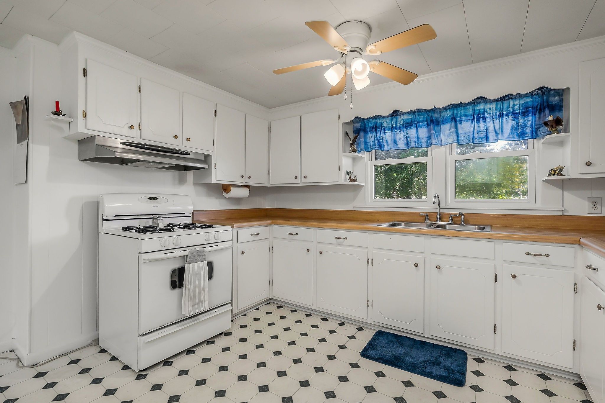 2634 Pine Grove Road Spencer, TN 38585 - Photo 6 of 33 a kitchen with granite countertop a stove a sink and a refrigerator
